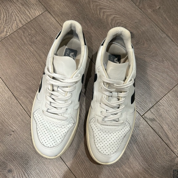 Veja White and Black Sneakers - Picture 6 of 7